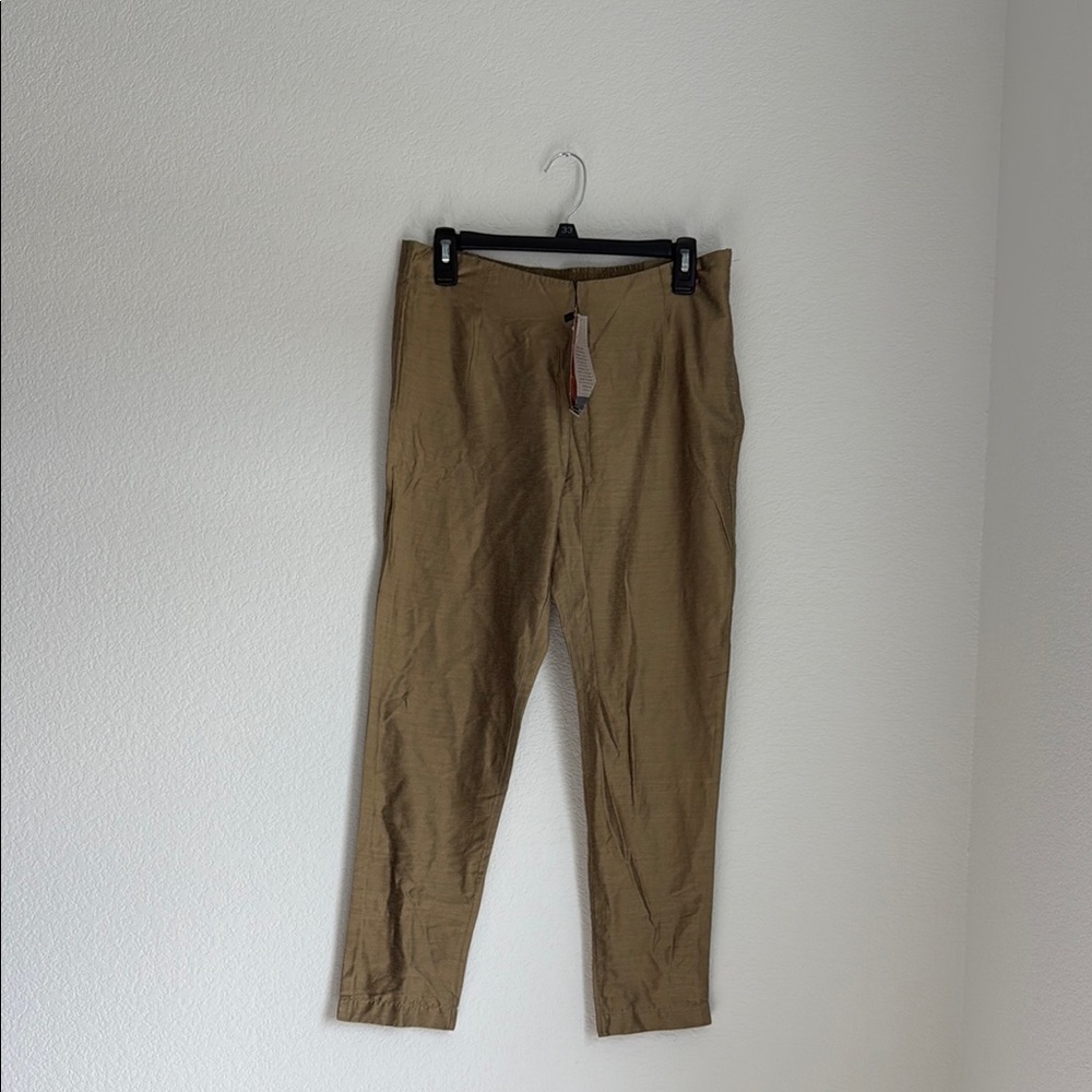 Tan Pantsuit with Classic Design and Versatile Style
